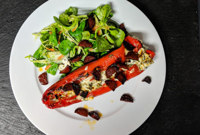 Vegetarisch gefüllte Spitzpaprika mit Feta und Chorizo Wurst an Salat